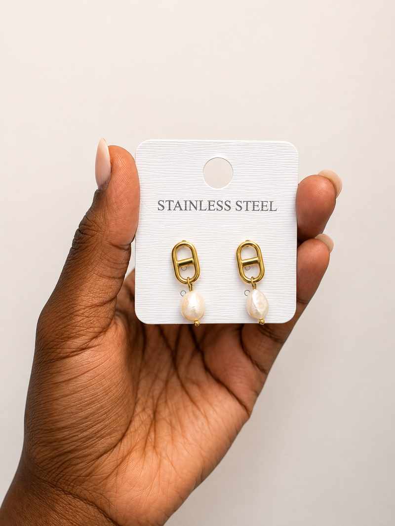 Boucles d’oreilles Grâce dorées & perles blanches – Acier inoxydable