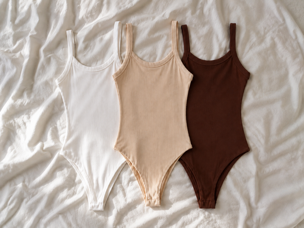 Lot de 3 bodys côtelés – Blanc, Nude & Chocolat
