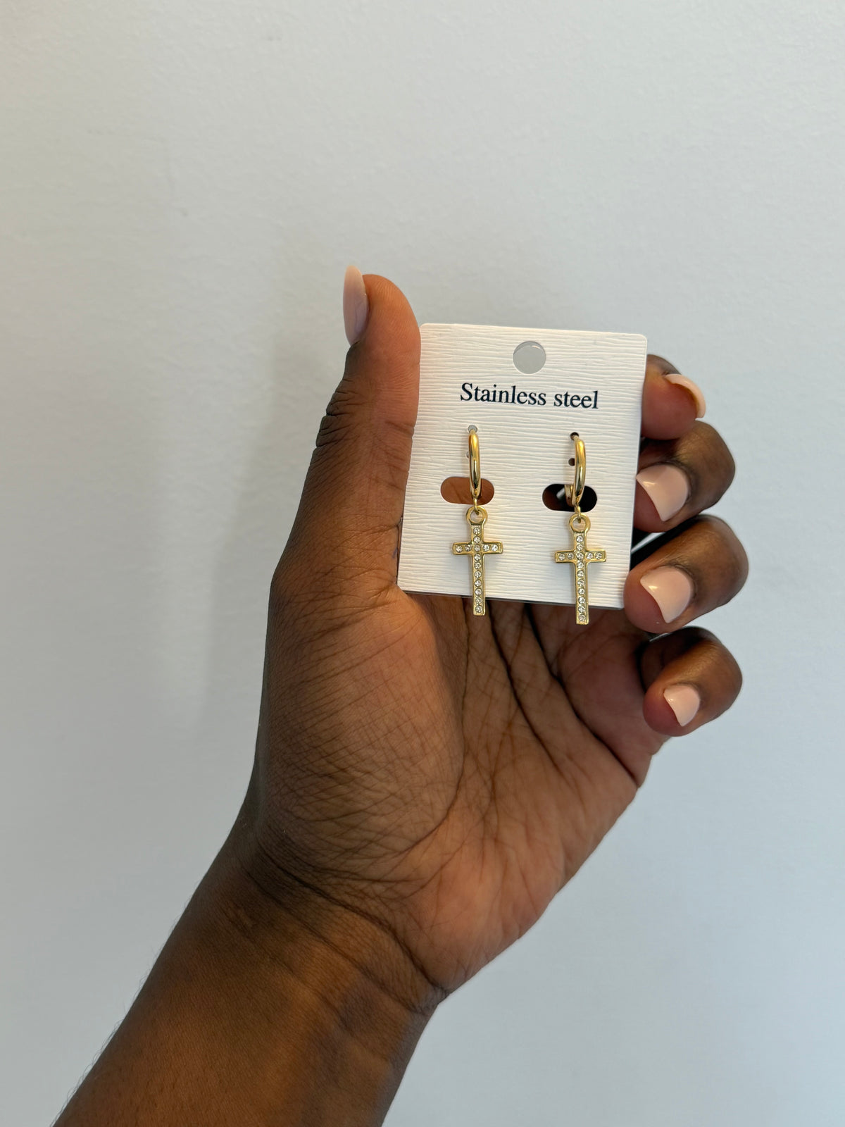 Boucles d’oreilles Croix dorées en acier inoxydable – Strass scintillants