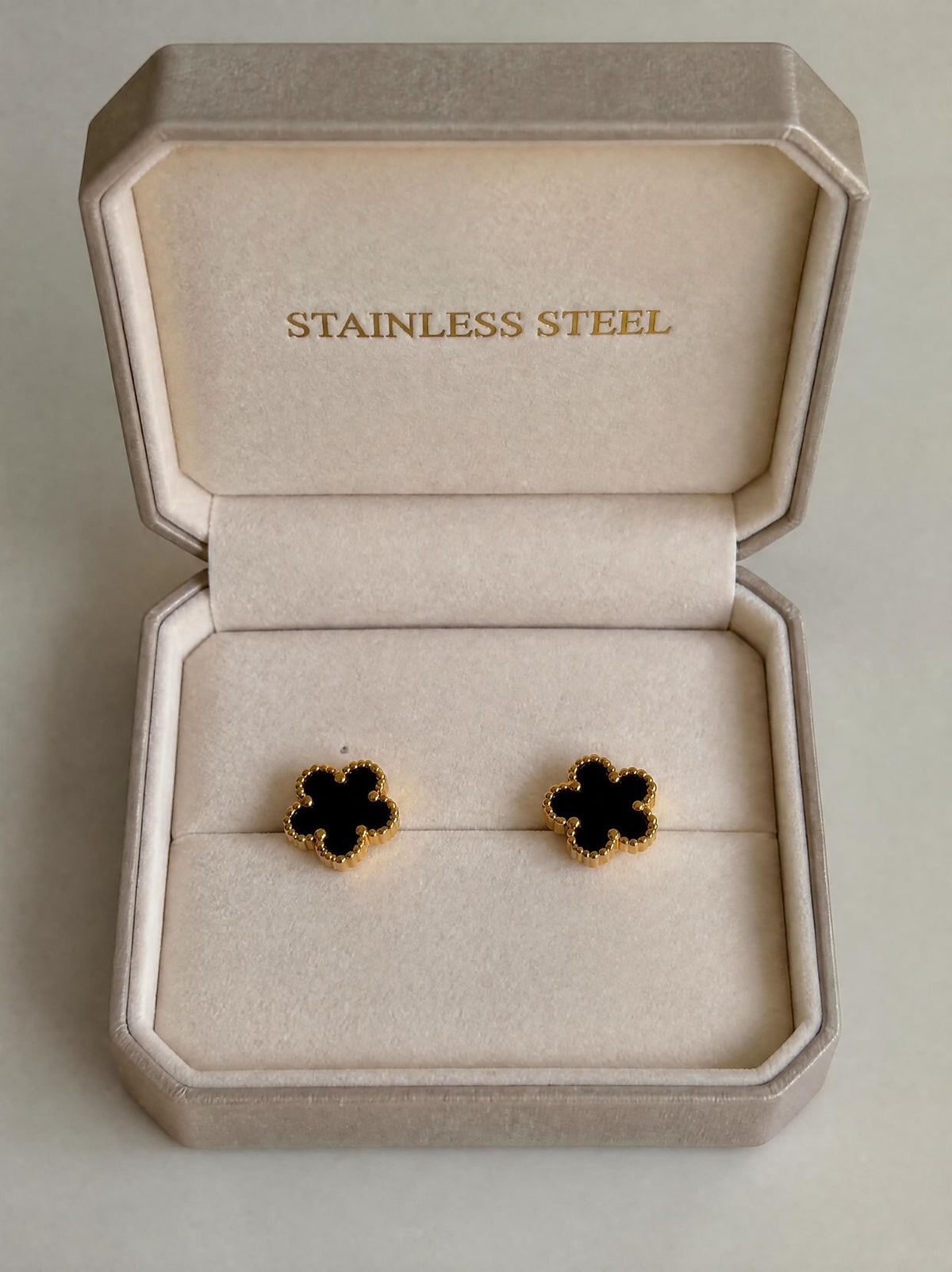 Boucles d’oreilles fleuries noir et doré